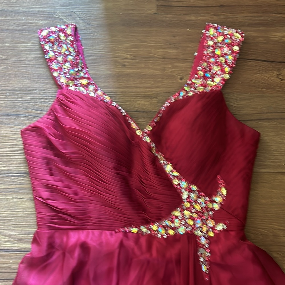 Elegant Red Sleeveless Dress - Picture 9 of 13